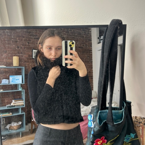 Elegant Black Faux Fur Vest - Picture 3 of 4